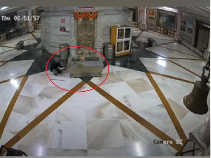 The issue of security of the donation box of the temple in Karad taluka is serious | Satara: कऱ्हाड तालुक्यातील मंदिराच्या दानपेटीवर चोरट्यांचे ‘विघ्न’, सुरक्षेचा प्रश्न गंभीर The issue of security of the donation box of the temple in Karad taluka is serious | Satara: कऱ्हाड तालुक्यातील मंदिराच्या दानपेटीवर चोरट्यांचे ‘विघ्न’, सुरक्षेचा प्रश्न गंभीर