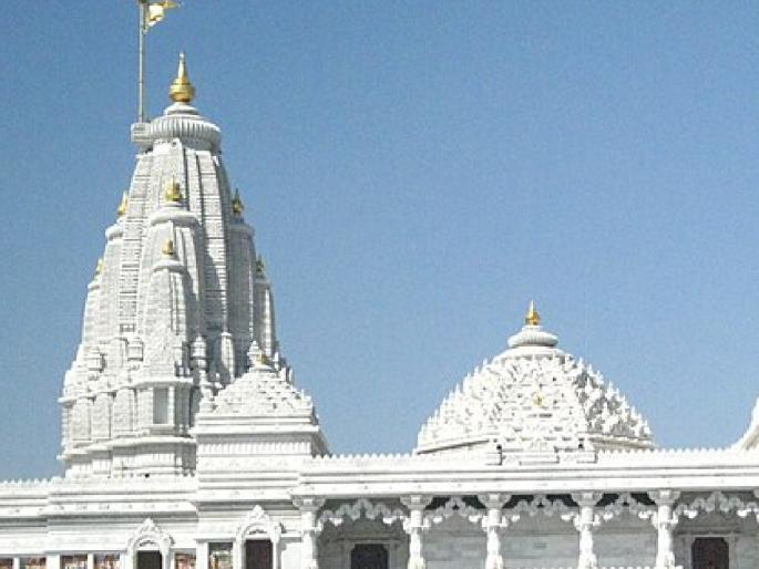 Fraud of lakhs by saying that Banjara community wants to build a temple in Sindhudurg district | मंदिर बांधायचे सांगून उकळले लाखो रुपये; सिंधुदुर्ग जिल्ह्यातील अधिकाऱ्यांनाही फटका Fraud of lakhs by saying that Banjara community wants to build a temple in Sindhudurg district | मंदिर बांधायचे सांगून उकळले लाखो रुपये; सिंधुदुर्ग जिल्ह्यातील अधिकाऱ्यांनाही फटका