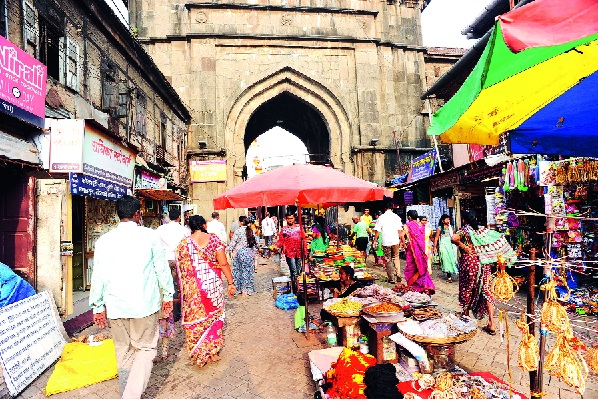 Ambabai temple area needs control over crowd: Bhadkak's breath breathes Kondatooy | अंबाबाई मंदिर परिसरातील गर्दीवर नियंत्रण हवे : भाविकांचा श्वास कोंडतोय Ambabai temple area needs control over crowd: Bhadkak's breath breathes Kondatooy | अंबाबाई मंदिर परिसरातील गर्दीवर नियंत्रण हवे : भाविकांचा श्वास कोंडतोय