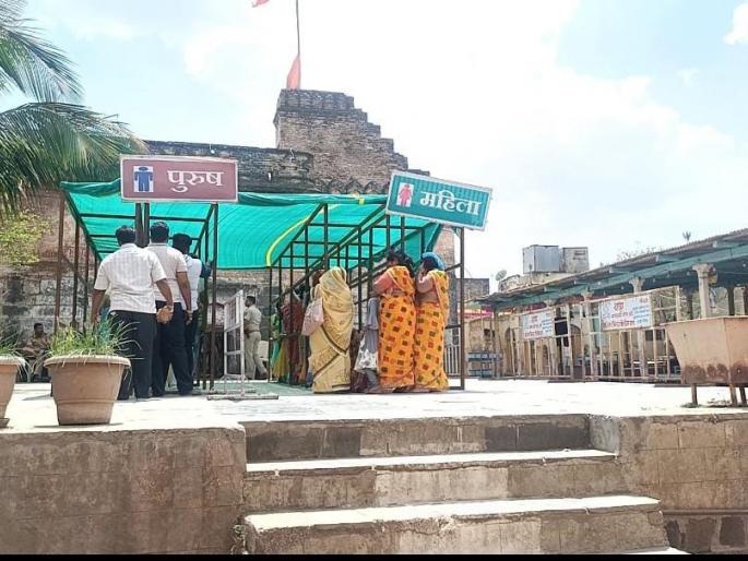 The process of coating the idol of Lord Parswanath begins | पार्श्वनाथ भगवंताच्या मूर्तीच्या लेप प्रक्रियेला सुरवात   The process of coating the idol of Lord Parswanath begins | पार्श्वनाथ भगवंताच्या मूर्तीच्या लेप प्रक्रियेला सुरवात