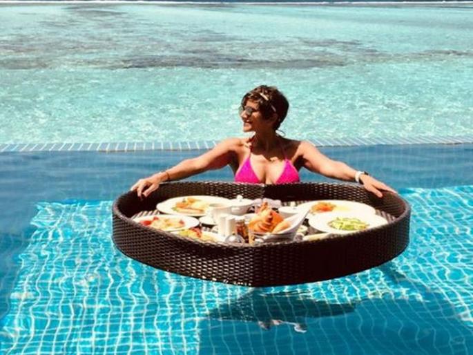 Mandira Bedi Bikini Photos From Maldives Vacation Is Breaking The Internet | इंटरनेटवर मंदिरा बेदीच्या बिकिनी फोटोने लावली आग, तर पूलमध्ये करते फ्लोटिंग ब्रेकफास्ट Mandira Bedi Bikini Photos From Maldives Vacation Is Breaking The Internet | इंटरनेटवर मंदिरा बेदीच्या बिकिनी फोटोने लावली आग, तर पूलमध्ये करते फ्लोटिंग ब्रेकफास्ट