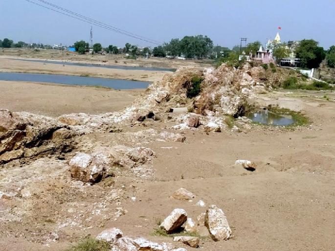 vidarbha famous nrusingh temple road is in bad condition devotees get difficulty to reach | दर्जा पर्यटन स्थळाचा, पण मंदिरात जाण्यासाठी रस्ताच नाही; भाविक त्रस्त vidarbha famous nrusingh temple road is in bad condition devotees get difficulty to reach | दर्जा पर्यटन स्थळाचा, पण मंदिरात जाण्यासाठी रस्ताच नाही; भाविक त्रस्त