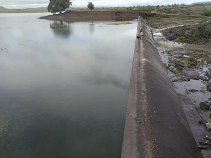 Mandohol dam was filled | मांडओहोळ धरण भरले Mandohol dam was filled | मांडओहोळ धरण भरले