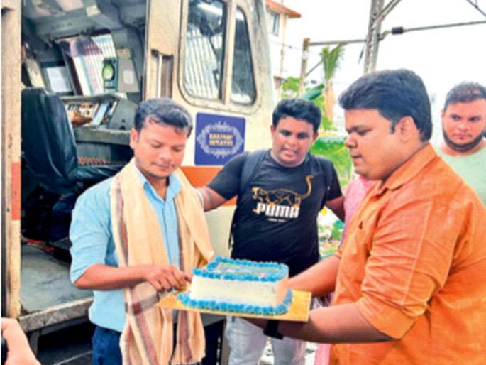 Happy Birthday Mandovi Express, 26th birthday celebrated with joy at CSMT | हॅप्पी बर्थ डे मांडवी एक्स्प्रेस, सीएसएमटी येथे २६ वा वाढदिवस जल्लोषात साजरा Happy Birthday Mandovi Express, 26th birthday celebrated with joy at CSMT | हॅप्पी बर्थ डे मांडवी एक्स्प्रेस, सीएसएमटी येथे २६ वा वाढदिवस जल्लोषात साजरा