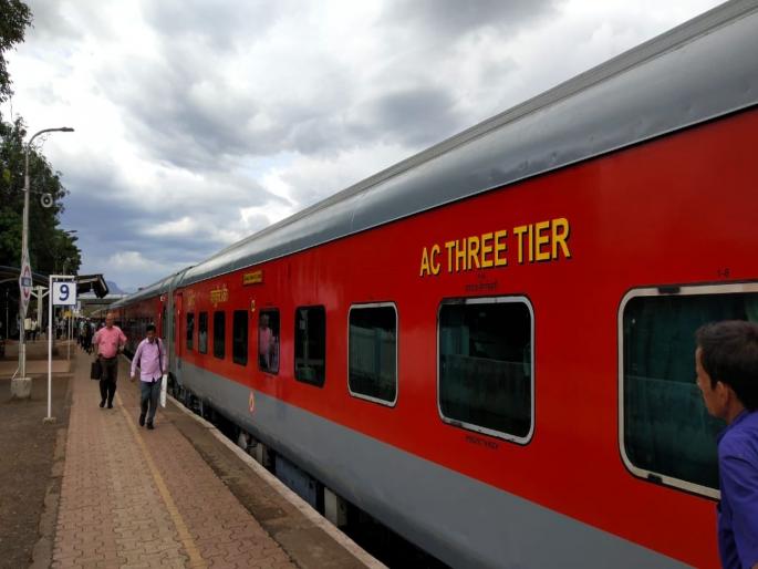 konkan Railway : AC failure in the new Mandvi Express | नव्याकोऱ्या मांडवी एक्स्प्रेसला बिघाडाचे ग्रहण, सतत एसी बंद पडल्याने प्रवासी हैराण 