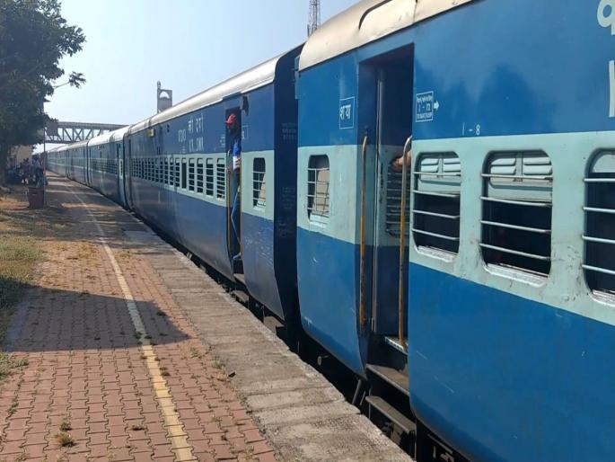 Konkan Railway traffic disrupted; Mandvi Express Failure | कोकण रेल्वेची वाहतूक विस्कळीत; माणगावजवळ मांडवी एक्स्प्रेस बंद Konkan Railway traffic disrupted; Mandvi Express Failure | कोकण रेल्वेची वाहतूक विस्कळीत; माणगावजवळ मांडवी एक्स्प्रेस बंद