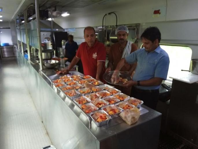 Mandovi Express becomes Healthy Express due to quality and hygienic food | मांडवी एक्स्प्रेस बनली ‘हेल्दी एक्स्प्रेस’! Mandovi Express becomes Healthy Express due to quality and hygienic food | मांडवी एक्स्प्रेस बनली ‘हेल्दी एक्स्प्रेस’!