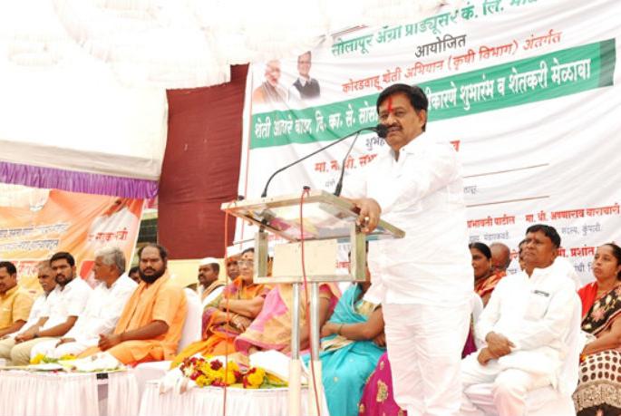 Co-operatives have not been used for poor people; Cooperative minister Subhash Deshmukh's Khant, allotment of agricultural equipments at Malkaveth | सहकारी संस्थांचा वापर गरिबांसाठी झाला नाही, सहकारमंत्री सुभाष देशमुख यांची खंत, माळकवठे येथे कृषी अवजारांचे वाटप Co-operatives have not been used for poor people; Cooperative minister Subhash Deshmukh's Khant, allotment of agricultural equipments at Malkaveth | सहकारी संस्थांचा वापर गरिबांसाठी झाला नाही, सहकारमंत्री सुभाष देशमुख यांची खंत, माळकवठे येथे कृषी अवजारांचे वाटप