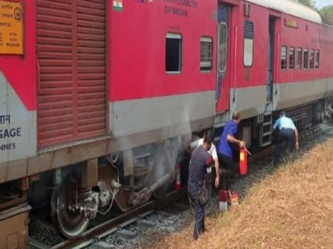 Smoke billows with fire from Mandvi Express, Passengers jumped at the risk of their lives | Sindhudurg: मांडवी एक्स्प्रेसमधून आगीसह धुरांचे लोट, जीव धोक्यात घालून प्रवाशांनी मारल्या उड्या Smoke billows with fire from Mandvi Express, Passengers jumped at the risk of their lives | Sindhudurg: मांडवी एक्स्प्रेसमधून आगीसह धुरांचे लोट, जीव धोक्यात घालून प्रवाशांनी मारल्या उड्या