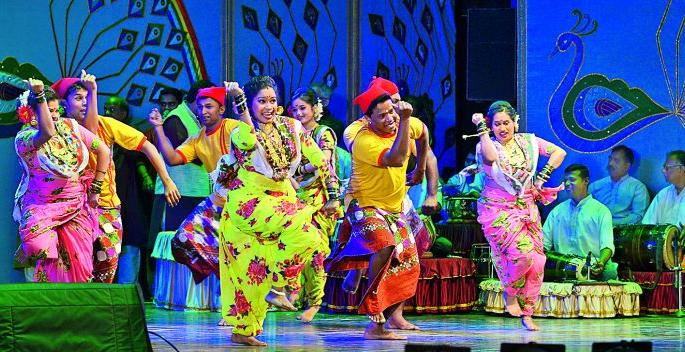 'Mangalagani Dastagani' which touches Marathi culture | मराठी संस्कृतीला स्पर्श करणारी ‘मंगलगाणी दंगलगाणी’ 'Mangalagani Dastagani' which touches Marathi culture | मराठी संस्कृतीला स्पर्श करणारी ‘मंगलगाणी दंगलगाणी’