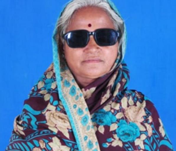 Help in the holy month of Ramadan for the eye surgery of the Hindu woman | हिंदू महिलेच्या नेत्रशस्त्रक्रियेसाठी रमजानच्या पवित्र महिन्यात मदत Help in the holy month of Ramadan for the eye surgery of the Hindu woman | हिंदू महिलेच्या नेत्रशस्त्रक्रियेसाठी रमजानच्या पवित्र महिन्यात मदत