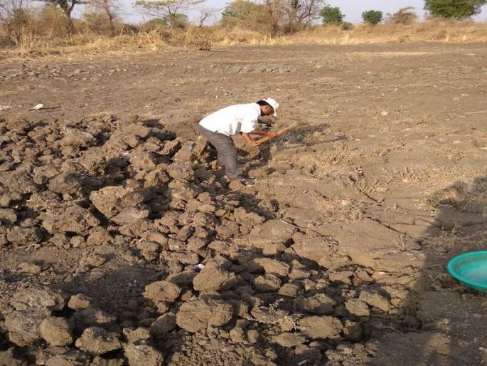 man fighting to solve water problem in his village | VIDEO- गावाची पाणीटंचाई मिटविण्याचा त्याने उचलला विडा, एकटाच करतोय गावतलावाचे खोलीकरण man fighting to solve water problem in his village | VIDEO- गावाची पाणीटंचाई मिटविण्याचा त्याने उचलला विडा, एकटाच करतोय गावतलावाचे खोलीकरण
