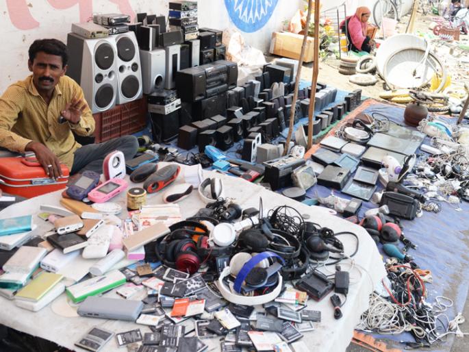 Tuesday's market becomes a poor mall in Solapur | सोलापुरातील मंगळवार बाजार बनला गरिबांचा मॉल Tuesday's market becomes a poor mall in Solapur | सोलापुरातील मंगळवार बाजार बनला गरिबांचा मॉल