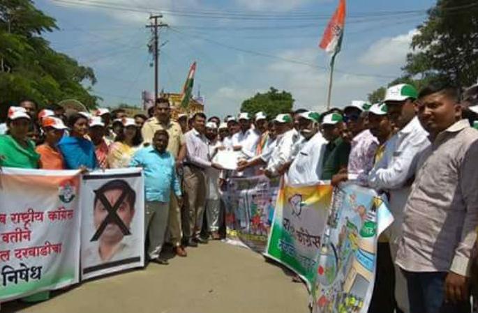 India closed; Stop the path to the moonlight against inflation | भारत बंद ; इंधन भाववाढीविरोधात मंगळवेढ्यात रास्ता रोको