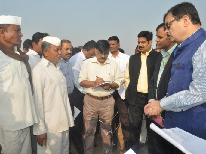 Agricultural Seed, We Do not Drink Water; The grievances raised by the farmer in front of the Central Drought Squad | शेतीचं सोडा, आम्हाला प्यायलाबी पाणी नाय; केंद्रीय दुष्काळ पथकासमोर शेतकºयांनी मांडली व्यथा