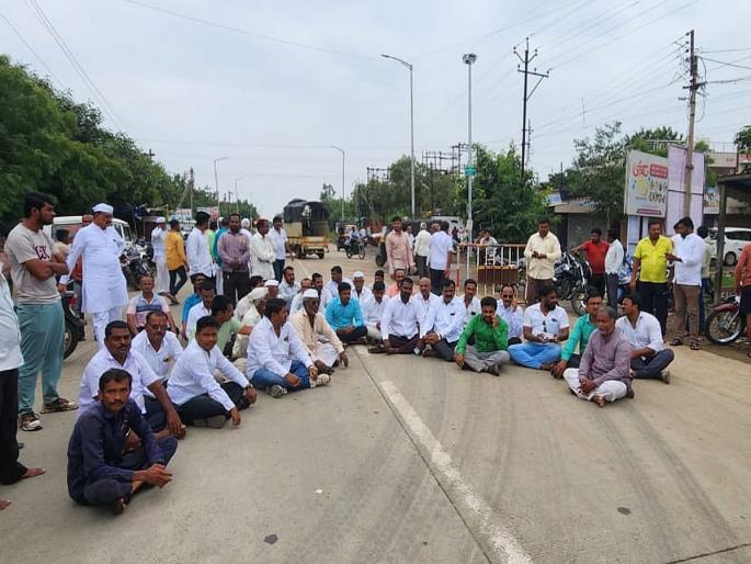 Solapur: Tempo bike accident near Mangalvedha; The wife was killed on the spot while the husband was seriously injured | Solapur: मंगळवेढ्याजवळ टेम्पोची दुचाकीचा अपघात; पत्नीचा जागीच मृत्यू तर पती गंभीर जखमी Solapur: Tempo bike accident near Mangalvedha; The wife was killed on the spot while the husband was seriously injured | Solapur: मंगळवेढ्याजवळ टेम्पोची दुचाकीचा अपघात; पत्नीचा जागीच मृत्यू तर पती गंभीर जखमी