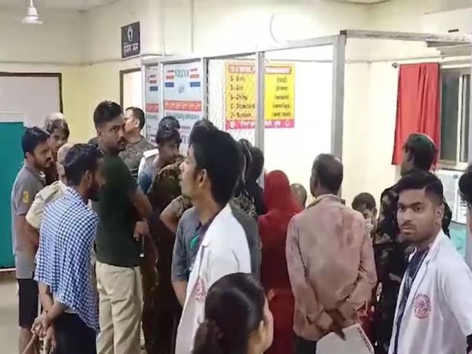 clash over 100 rupees woman murdered families engage in violent brawl | भयंकर! १०० रुपयांवरून दोन कुटुंबात रक्तरंजित संघर्ष; लाठ्या-काठ्यांनी हल्ला, महिलेचा मृत्यू clash over 100 rupees woman murdered families engage in violent brawl | भयंकर! १०० रुपयांवरून दोन कुटुंबात रक्तरंजित संघर्ष; लाठ्या-काठ्यांनी हल्ला, महिलेचा मृत्यू