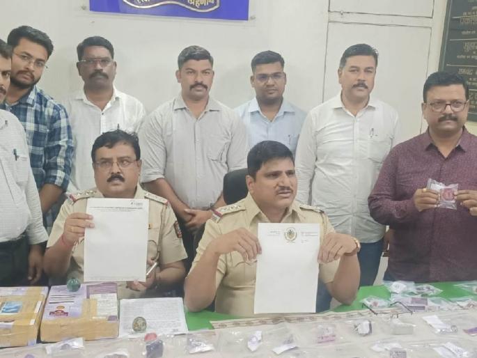 Forgery, stamp making gang at Gajaad; Scam related to as many as 55 buildings | बनावट कागदपत्रे, शिक्के बनविणारी टोळी गजाआड; तब्बल ५५ इमारती संदर्भात घोटाळा Forgery, stamp making gang at Gajaad; Scam related to as many as 55 buildings | बनावट कागदपत्रे, शिक्के बनविणारी टोळी गजाआड; तब्बल ५५ इमारती संदर्भात घोटाळा