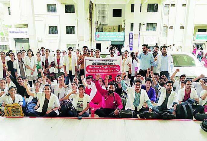 Lata Mangeshkar Hospital's doctors on strike | नागपूर लता मंगेशकर रुग्णालयातील इन्टर्न संपावर Lata Mangeshkar Hospital's doctors on strike | नागपूर लता मंगेशकर रुग्णालयातील इन्टर्न संपावर