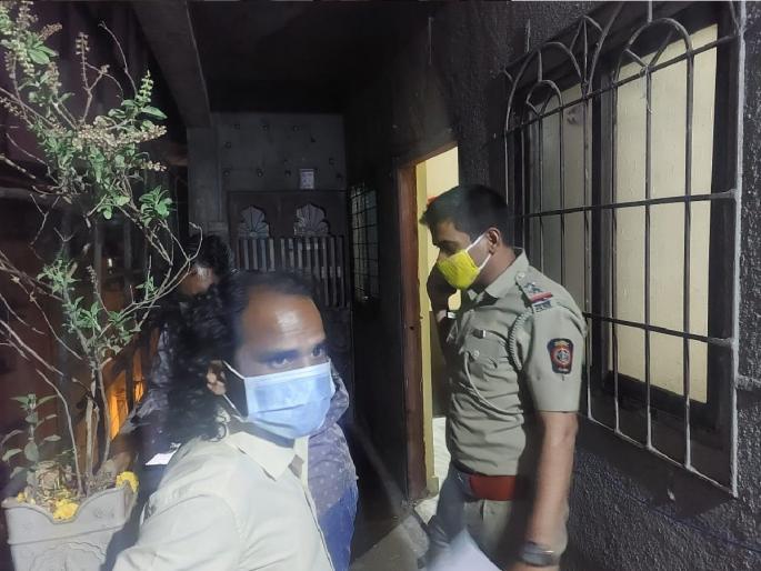 Body of woman hidden in bed, killer husband absconding from the spot | बेडमध्ये लपवून ढेवलेला महिलेचा मृतदेह, मारेकरी पती घटनास्थळावरून फरार Body of woman hidden in bed, killer husband absconding from the spot | बेडमध्ये लपवून ढेवलेला महिलेचा मृतदेह, मारेकरी पती घटनास्थळावरून फरार