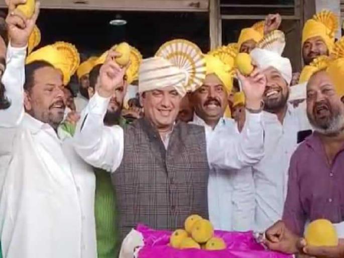 51,000 rupees for Hapus mango in Kolhapur Agricultural Produce Market Committee, MP Dhananjay Mahadik took the first box | हापूस आंब्याला सोन्याचा दर! खासदार धनंजय महाडिकांनी घेतली कोल्हापुरातील पहिली पेटी 51,000 rupees for Hapus mango in Kolhapur Agricultural Produce Market Committee, MP Dhananjay Mahadik took the first box | हापूस आंब्याला सोन्याचा दर! खासदार धनंजय महाडिकांनी घेतली कोल्हापुरातील पहिली पेटी