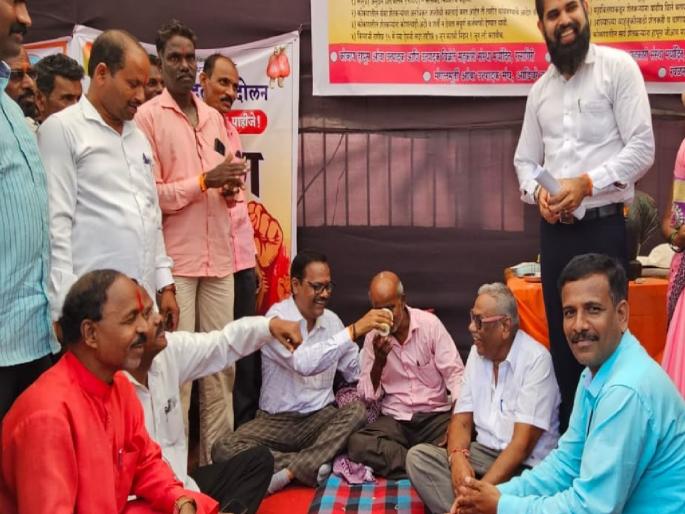Finally after the promise the hunger strike of the mango growers is over | ..अखेर आश्वासनानंतर आंबा बागायतदारांचे आमरण उपोषण मागे  Finally after the promise the hunger strike of the mango growers is over | ..अखेर आश्वासनानंतर आंबा बागायतदारांचे आमरण उपोषण मागे