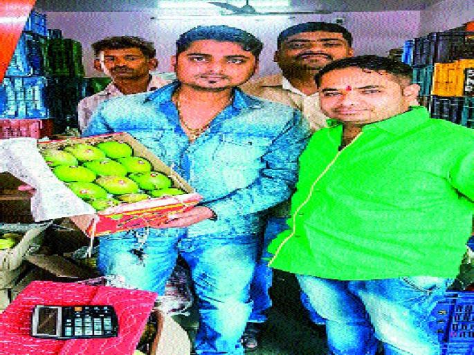  Mango lodging in the market yard, two dozen 20 petals of Karnataka Hapus arrivals | मार्केट यार्डमध्ये आंबा दाखल, कर्नाटक हापूसच्या २ डझनच्या २० पेट्यांची आवक