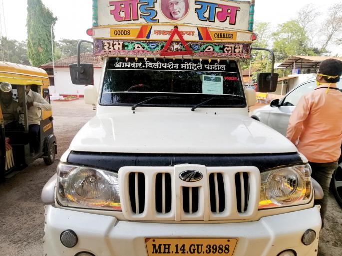 Lockdown will relax in phases: feudal | CoronaVirus Lockdown : आंब्याच्या पेटीमागे लपलेले पुण्यातील प्रवासी पकडले Lockdown will relax in phases: feudal | CoronaVirus Lockdown : आंब्याच्या पेटीमागे लपलेले पुण्यातील प्रवासी पकडले