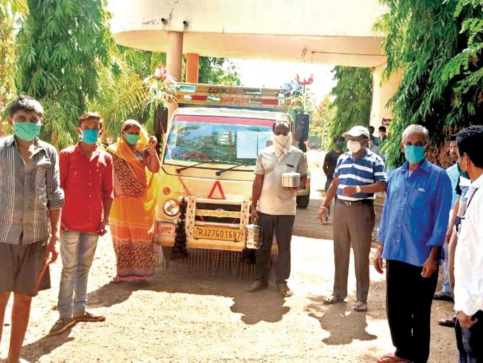 CoronaVirus Lockdown: Contractors and gardeners should facilitate the transport of mangoes | CoronaVirus Lockdown : आंबा वाहतुकीच्या वाहनचालकांची सोय ठेकेदार-बागायतदारांनी करावी CoronaVirus Lockdown: Contractors and gardeners should facilitate the transport of mangoes | CoronaVirus Lockdown : आंबा वाहतुकीच्या वाहनचालकांची सोय ठेकेदार-बागायतदारांनी करावी