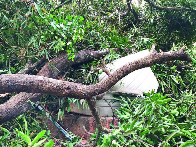 Storage losses at Sheel | शीळ येथे साठवण टाक्यांचे नुकसान Storage losses at Sheel | शीळ येथे साठवण टाक्यांचे नुकसान