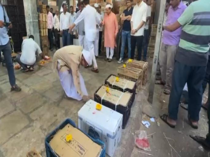 Mangoes entered for sale in Vashi market on the occasion of Gudi Padwa | गुढीपाडव्याच्या मुहूर्तावर वाशी बाजारपेठेत आंबा विक्रीसाठी दाखल, पेटीचा दर काय...जाणून घ्या Mangoes entered for sale in Vashi market on the occasion of Gudi Padwa | गुढीपाडव्याच्या मुहूर्तावर वाशी बाजारपेठेत आंबा विक्रीसाठी दाखल, पेटीचा दर काय...जाणून घ्या