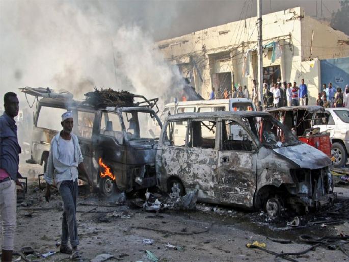 At least 18 people killed in car bomb attacks in Somalia's capital Mogadishu | सोमालिया बॉम्बस्फोटानं हादरलं, 18 जणांचा मृत्यू, 20 जण जखमी At least 18 people killed in car bomb attacks in Somalia's capital Mogadishu | सोमालिया बॉम्बस्फोटानं हादरलं, 18 जणांचा मृत्यू, 20 जण जखमी