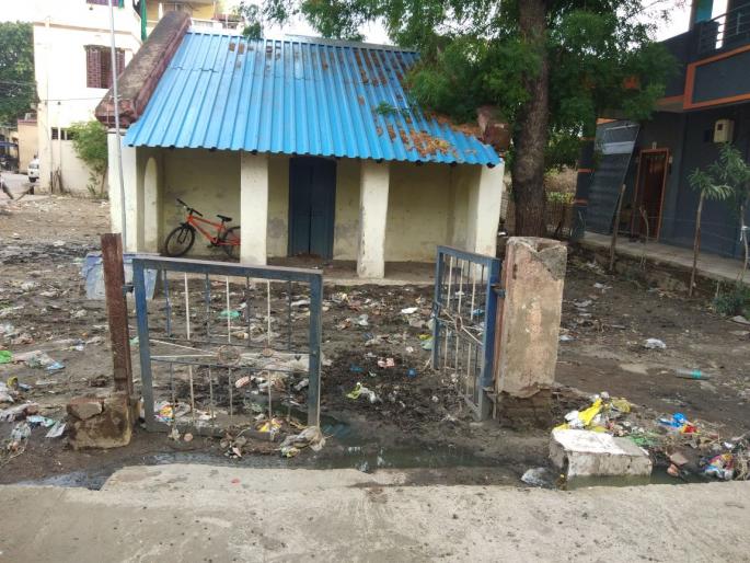 Police outpost in Mangrilpir, trapped in the dump | घाणीच्या विळख्यात अडकली मंगरुळपीर येथील पोलीस चौकी Police outpost in Mangrilpir, trapped in the dump | घाणीच्या विळख्यात अडकली मंगरुळपीर येथील पोलीस चौकी