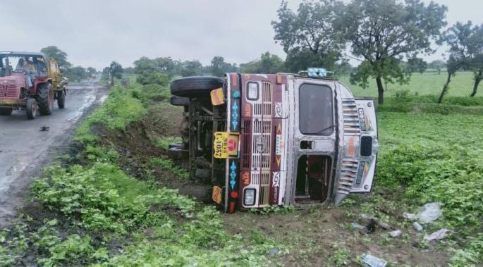 Washim - Truck overturned on Mangarulpir road | वाशिम - मंगरूळपीर रस्त्यावर ट्रक उलटला; जीवितहानी टळली Washim - Truck overturned on Mangarulpir road | वाशिम - मंगरूळपीर रस्त्यावर ट्रक उलटला; जीवितहानी टळली