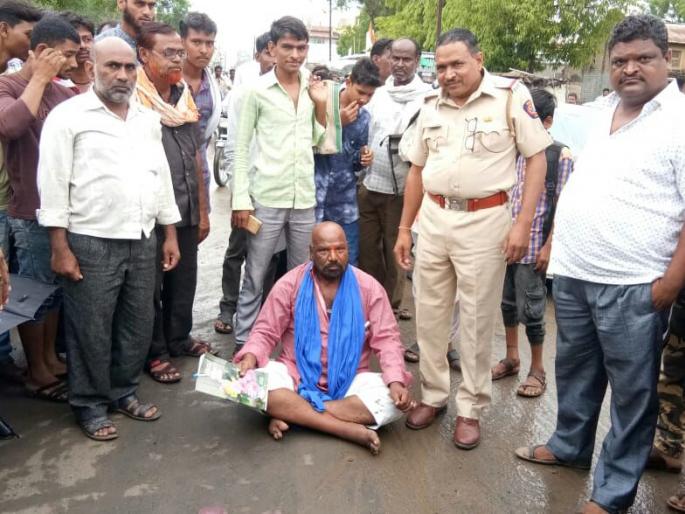 agitation on the highway to solve water scarcity issues! | पाणीटंचाईचा प्रश्न मिटविण्यासाठी महामार्गावर ठिय्या! agitation on the highway to solve water scarcity issues! | पाणीटंचाईचा प्रश्न मिटविण्यासाठी महामार्गावर ठिय्या!