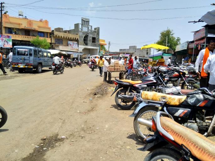 The peak of unrestricted traffic in the city of Mangarulapir | मंगरुळपीर शहरात बेशिस्त वाहतुकीचा कळस The peak of unrestricted traffic in the city of Mangarulapir | मंगरुळपीर शहरात बेशिस्त वाहतुकीचा कळस