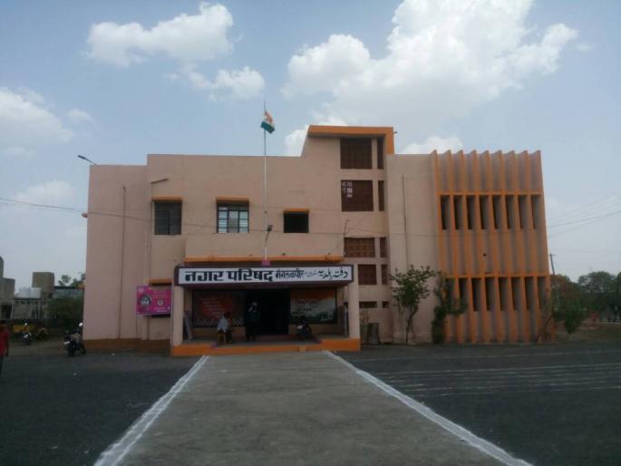 Mangaralpir administrative office run in library | मंगरुळपीर पालिकेचा कारभार वाचनालयाच्या इमारतीतच