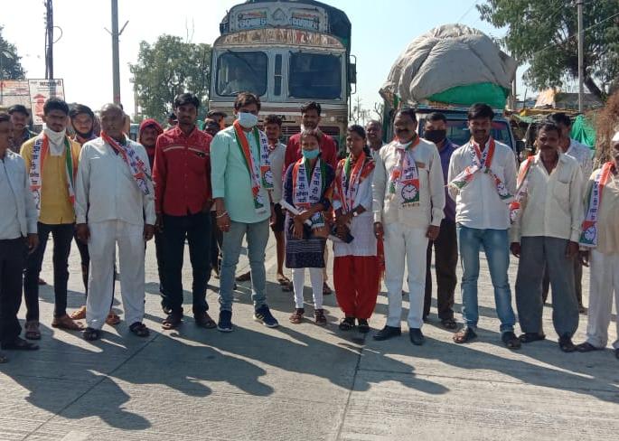Bharat Bandh: Composite in Mangrulpir city; 'Chakka-jam' in rural areas |  Bharat Bandh : मंगरुळपिर शहरात संमिश्र; ग्रामीण भागात 'रास्ता रोको '