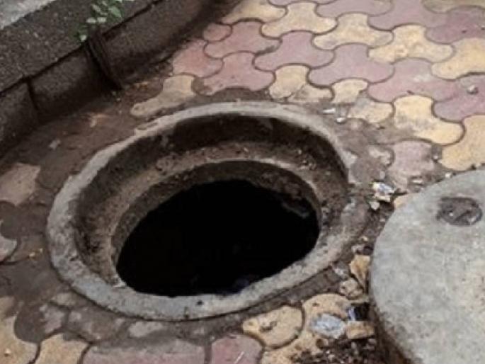 Along with the potholes of Mumbai as the issue of manholes is also on the air as Mumbaikars lives in danger! | मुंबईच्या खड्ड्यांबरोबरच मॅनहोलचा प्रश्नही ऐरणीवर; पाचशे, हजारांसाठी मुंबईकरांचा जीव धोक्यात! Along with the potholes of Mumbai as the issue of manholes is also on the air as Mumbaikars lives in danger! | मुंबईच्या खड्ड्यांबरोबरच मॅनहोलचा प्रश्नही ऐरणीवर; पाचशे, हजारांसाठी मुंबईकरांचा जीव धोक्यात!
