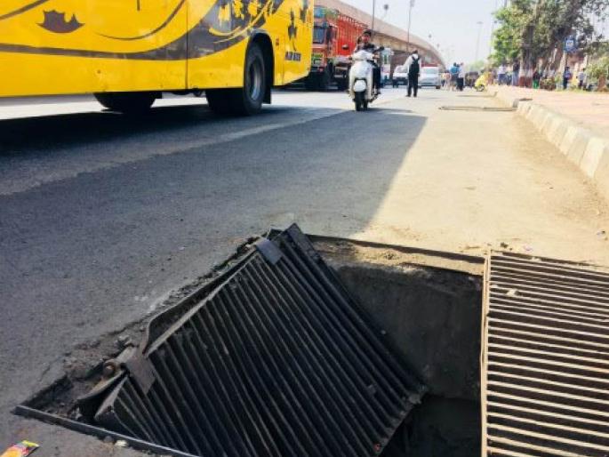 bmc taking precautions to avoid any accidents due to open manholes during monsoon in mumbai | पावसाळ्यात मॅनहोल उघडे राहिले तर खबरदार! वॉर्ड अधिकाऱ्यांवर जबाबदारी निश्चित  bmc taking precautions to avoid any accidents due to open manholes during monsoon in mumbai | पावसाळ्यात मॅनहोल उघडे राहिले तर खबरदार! वॉर्ड अधिकाऱ्यांवर जबाबदारी निश्चित