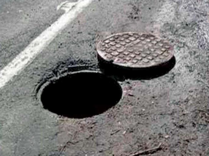 Immediate inspection of all manholes in Mumbai video of the incident at Bhandup got viral | मुंबईतील सर्व मॅनहोलची तातडीने तपासणी, भांडुप येथील घटनेच्या व्हिडीओने उडवली पालिका प्रशासनाची झोप Immediate inspection of all manholes in Mumbai video of the incident at Bhandup got viral | मुंबईतील सर्व मॅनहोलची तातडीने तपासणी, भांडुप येथील घटनेच्या व्हिडीओने उडवली पालिका प्रशासनाची झोप