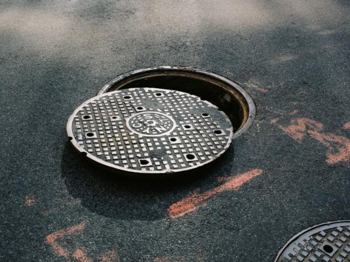 Are manholes in Mumbai covered? Go and see with your own eyes; The commissioner put the officers to work | मुंबईतले मॅनहोल झाकले का? जाऊन डोळ्यांनी पाहा; आयुक्तांनी अधिकाऱ्यांना लावले कामाला Are manholes in Mumbai covered? Go and see with your own eyes; The commissioner put the officers to work | मुंबईतले मॅनहोल झाकले का? जाऊन डोळ्यांनी पाहा; आयुक्तांनी अधिकाऱ्यांना लावले कामाला