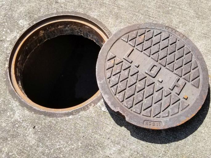 thief hid stolen things costing of millions from the burglary in manhole | चोराने मॅनहोलमध्ये घरफाेडीतील लाखोंचा ऐवज लपवला अन्... thief hid stolen things costing of millions from the burglary in manhole | चोराने मॅनहोलमध्ये घरफाेडीतील लाखोंचा ऐवज लपवला अन्...
