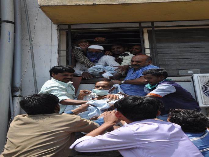 Patients run out to come out | बाहेर पडण्यासाठी रुग्णांची धावपळ Patients run out to come out | बाहेर पडण्यासाठी रुग्णांची धावपळ