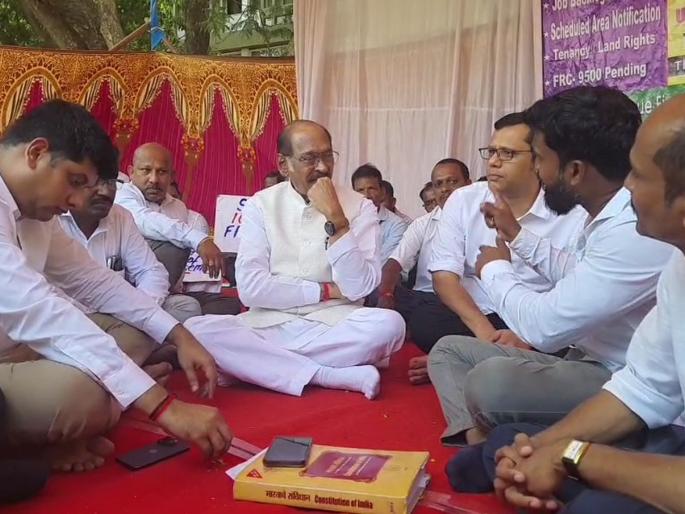 bjp made a mockery by dividing the pedha congress in charge manikrao thackeray met the agitators | पेढे वाटून भाजपने चालवली थट्टा; काँग्रेस प्रभारी माणिकराव ठाकरेंनी घेतली आंदोलनकर्त्यांची भेट bjp made a mockery by dividing the pedha congress in charge manikrao thackeray met the agitators | पेढे वाटून भाजपने चालवली थट्टा; काँग्रेस प्रभारी माणिकराव ठाकरेंनी घेतली आंदोलनकर्त्यांची भेट