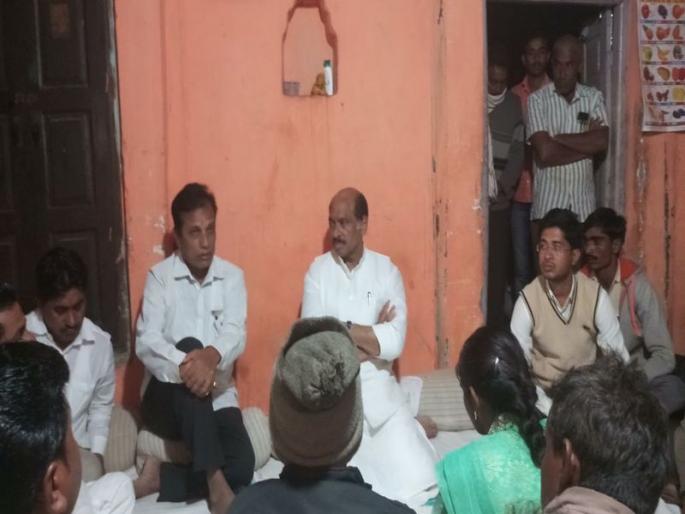 Washim: Manikrao Thackarey Give support to the kapase familey | वाशिम : मृतांच्या कुटुंबीयांचं माणिकराव ठाकरे यांनी केले सांत्वन, मदतीसाठी शासनाकडे पाठपुरावा करण्याची ग्वाही Washim: Manikrao Thackarey Give support to the kapase familey | वाशिम : मृतांच्या कुटुंबीयांचं माणिकराव ठाकरे यांनी केले सांत्वन, मदतीसाठी शासनाकडे पाठपुरावा करण्याची ग्वाही