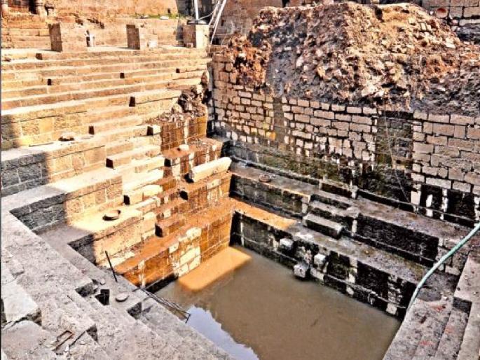 Two shivlings found in Manikarnika Kund area of Ambabai temple premises Kolhapur | Kolhapur: अंबाबाई मंदिर आवारातील मणिकर्णिका कुंड परिसरात आढळली दोन शिवलिंग Two shivlings found in Manikarnika Kund area of Ambabai temple premises Kolhapur | Kolhapur: अंबाबाई मंदिर आवारातील मणिकर्णिका कुंड परिसरात आढळली दोन शिवलिंग