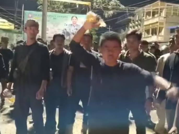 Chaos again in Manipur Protesters attempt self-immolation, violent clashes with police | मणिपूरमध्ये पुन्हा गोंधळ! निदर्शकांनी आत्मदहनाचा प्रयत्न केला, पोलिसांशी हिंसक संघर्ष Chaos again in Manipur Protesters attempt self-immolation, violent clashes with police | मणिपूरमध्ये पुन्हा गोंधळ! निदर्शकांनी आत्मदहनाचा प्रयत्न केला, पोलिसांशी हिंसक संघर्ष