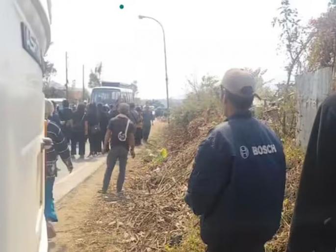 Manipur Violence : On the first day of the Free Movement, there was heavy violence in Manipur, clashes between Kuki and security forces, 27 soldiers injured | फ्री मुव्हमेंटच्या पहिल्याच दिवशी मणिपूरमध्ये प्रचंड हिंसाचार, कुकी आणि सुरक्षा दलांमध्ये संघर्ष, २७ जवान जखमी  Manipur Violence : On the first day of the Free Movement, there was heavy violence in Manipur, clashes between Kuki and security forces, 27 soldiers injured | फ्री मुव्हमेंटच्या पहिल्याच दिवशी मणिपूरमध्ये प्रचंड हिंसाचार, कुकी आणि सुरक्षा दलांमध्ये संघर्ष, २७ जवान जखमी