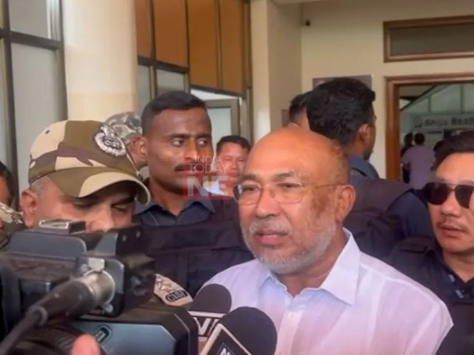 Manipur Chief Minister's convoy attacked | मणिपूरच्या मुख्यमंत्र्यांच्या वाहन ताफ्यावर हल्ला Manipur Chief Minister's convoy attacked | मणिपूरच्या मुख्यमंत्र्यांच्या वाहन ताफ्यावर हल्ला